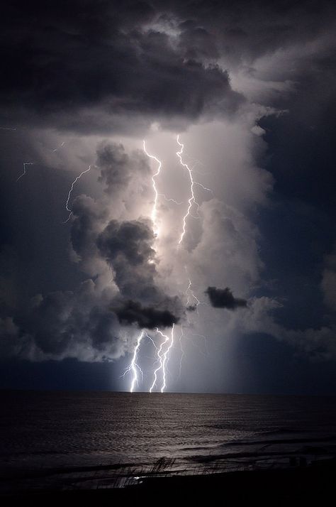 Photo Ciel, Pictures Of Lightning, Lightning Photos, Lightning Storms, Lightning Photography, Storm Photography, Wild Weather, Thunder And Lightning, Lightning Storm