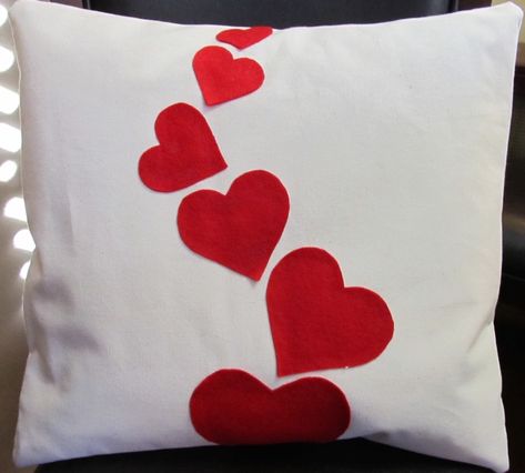 Simple DIY Heart Pillow Instructions!  Change up your decorations with a simple envelope pillow cover! Valentine Pillows Covers Diy, Valentines Pillows Diy, Envelope Pillow Cover, Simple Envelope, Envelope Pillow, Cushion Cover Pattern, Heart Pillows, Diy Pillow Covers, Valentines Pillows