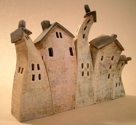 Pottery Houses, Cerámica Ideas, Clay Houses, Pottery Clay, Slab Pottery, Hand Built Pottery, Diy Pottery, Ceramic Houses, Miniature Houses