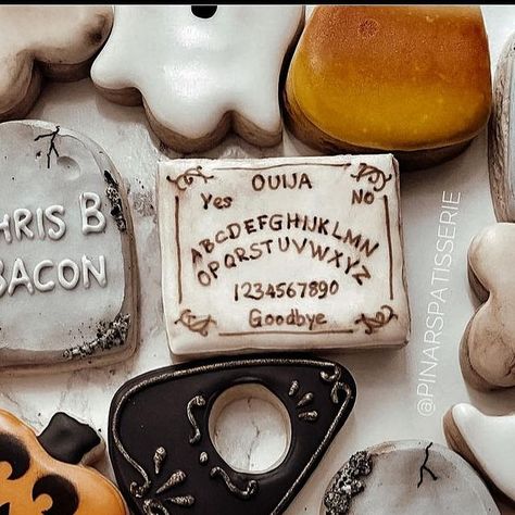 Fall in love with October 🧡🍪🍂 on Instagram: "🍂🍁🍪🍁🍂 📸: @pinarspatisserie #cookies #pateserie #artist #spooky #pumpkin #fallvibes #falldecor #autumnvibes #graveyard #skull #fallinloveoctober" Aesthetic Fall Halloween, Bakery Aesthetic, Chris B, Royal Icing Transfers, Home Bakery, Aesthetic Fall, Spooky Pumpkin, Halloween Spirit, Hallows Eve