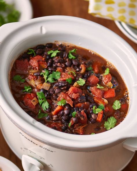 We're making cooking an easy task with this slow cooker recipe. Whip out your crockpot or Instant Pot and make this slow cooker black bean chili. This is great for both vegetarians and whole30 foodies. If you think you detect a hint of chocolate in your chili, you're not wrong. The recipe calls for olive oil, large onion, unsweetened natural cocoa powder, chili powder, ground cumin, kosher salt, freshly ground pepper, cayenne pepper, black beans, low sodium and vegetable broth Slow Cooker Black Bean Chili, Chili Recipe With Black Beans, Ground Beef And Noodles, Fmd Recipes, Crock Pot Soups, Vegetarian Slow Cooker, Slow Cooker Black Beans, Slow Cooker Beans, Bean Chilli