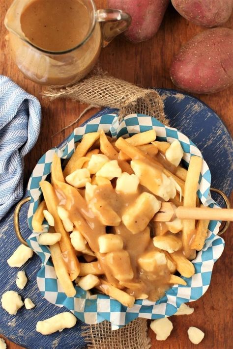 Poutine Gravy, Canadian Poutine, Poutine Recipe, Gluten Free Gravy, Canadian Dishes, Crispy Fries, Dinner Yummy, Homemade Gravy, Crispy Fry