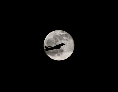 Moon Full, Airplane Flying, Fly Me To The Moon, Space Photography, Moon Moon, Moon Pictures, Moon Photography, To The Moon, Aesthetic Photo