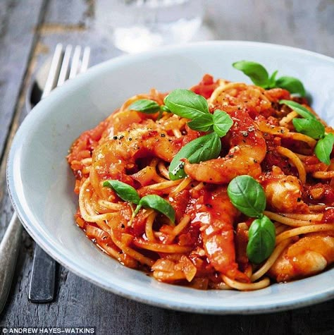 Chilli Prawn Pasta - get recipe here: http://www.dailymail.co.uk/femail/article-3565446/The-Hairy-Bikers-healthy-meals-half-hour-Chilli-prawn-pasta.html Pasta Dishes Healthy, Chilli Prawn Pasta, Dinner Diet, Healthy Recipes Dinner, Prawn Pasta, Pasta Seafood, Chilli Prawns, Best Pasta Dishes, Cooking Fish