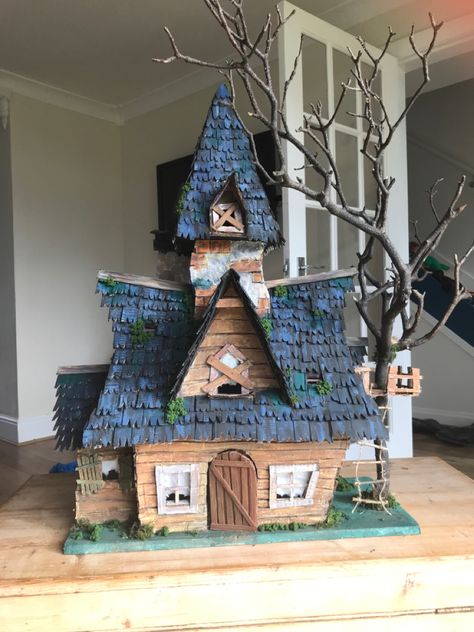 Diy 3d House Cardboard, Cardboard Halloween House Diy, Haunted House Model Diy, Clay Haunted House Diy, Haunted Fairy House, Halloween Cardboard House, Diy Haunted House Decor, Diy Cardboard Haunted House, Cardboard Halloween House