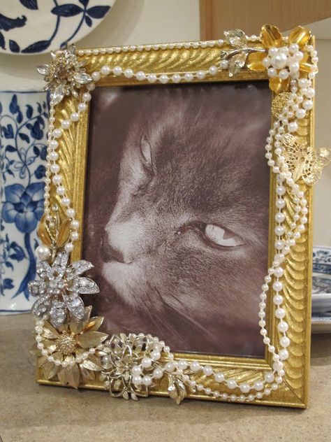 BluKatKraft: How to Make a Jeweled Photo Frame Picture Frames Ideas, Frames Diy, Jeweled Picture Frame, Frames Ideas, Jeweled Picture, Plain Frames, Old Jewelry Crafts, Jewel Frames, Vintage Jewelry Ideas