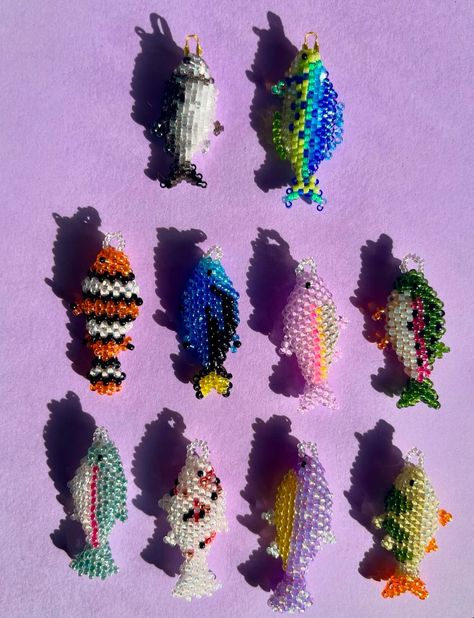 Seed Bead Frog Pattern, Crafts With Seed Beads, Perler Bead Fish, Seed Bead Animals, Beaded Figures, Beaded Fish, Bead Animals, Beaded Bouquet, Pony Bead Projects