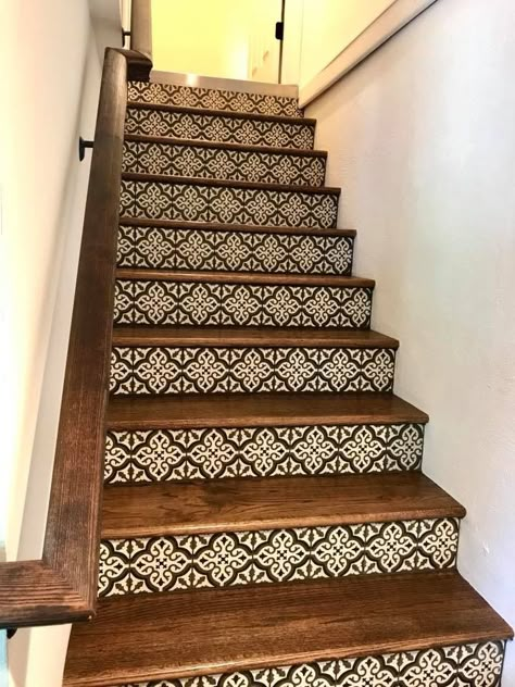 Entryway Family, Tiled Staircase, Bedroom Transitional, Staircase Interior Design, House Architecture Styles, Log Home Interiors, Staircase Handrail, House Staircase, Tile Stairs