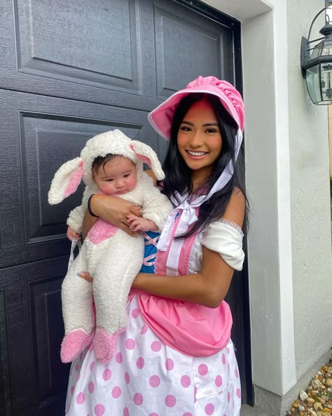 Kayla Kosuga on Instagram: “Happy Halloween from Little Bo Peep and her little lamb 💗” Mommy Baby Halloween Costumes, Kayla Kosuga, Disfraz Toy Story, Little Bo Peep Costume, Different Halloween Costumes, Family Themed Halloween Costumes, Themed Halloween Costumes, Hot Halloween Outfits, Halloween Pumpkin Designs