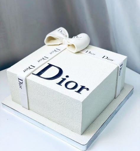 Dior Cake Ideas, Christian Dior Cake, Dior Birthday Cake, Designer Birthday Cakes, Dior Cake, Modern Birthday Cakes, Designer Cake, Blue Birthday Cakes, Vintage Birthday Cakes