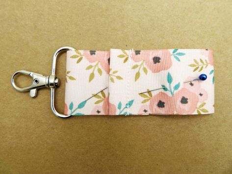 Ribbon Chapstick Holder Diy, Make A Keychain, Fabric Sewing Patterns, Diy Lip Balm, Lip Balm Holder, Small Sewing, Sew Easy, Diy Holder, Christmas Crafts For Gifts