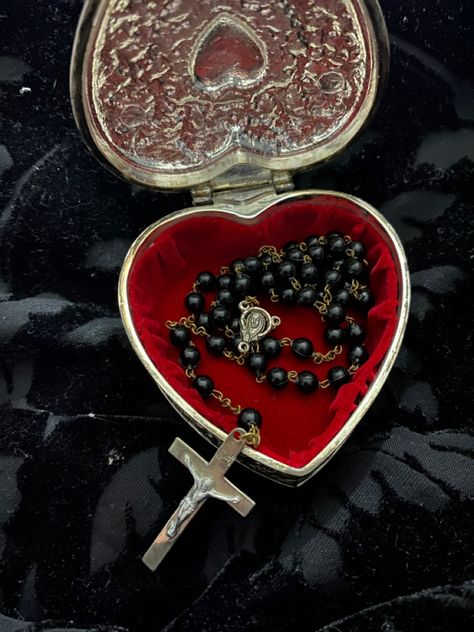 Vampy Goth Aesthetic, Red Rosary Aesthetic, Goth Valentines Aesthetic, Romantic Goth Pfp, Goth Catholic Aesthetic, Goth Christian Aesthetic, Goth Romance Aesthetic, Goth Love Aesthetic, Goth Core Aesthetic