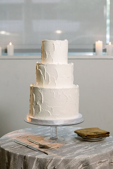 That understated cake is ideal for wedding planners. Trust me, this cake design is great for a minimalist look. Keep this to your simple wedding ideas. Wedding Cake All White, Wedding Cake Ideas Simple, Wedding Cake Three Tier, Simple Elegant Wedding Cake, Cake Three Tier, Wedding Cake 3 Tier, Wedding Cakes Classic, All White Wedding Cake, Simple White Wedding Cake