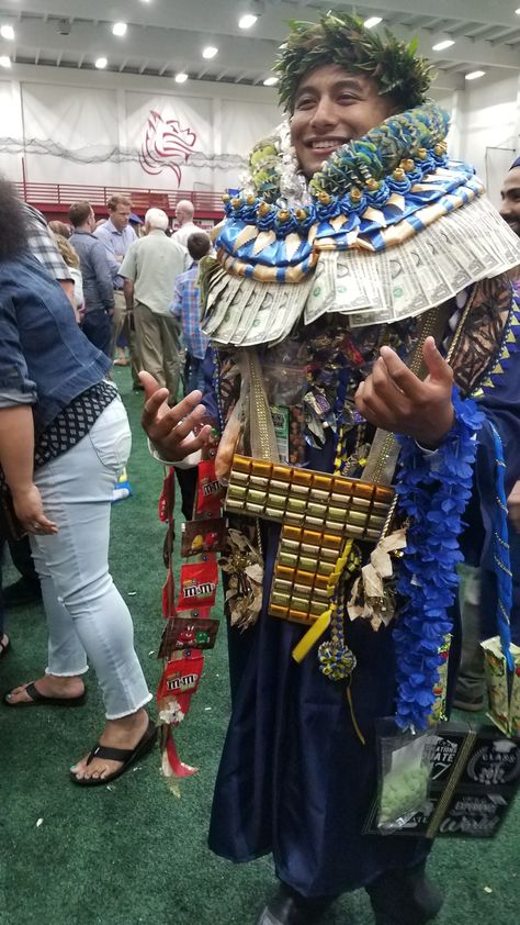 Tongan Culture, Graduation Leis Diy, Candy Lei, 5th Grade Graduation, Graduation Money Gifts, Boy Graduation, Graduation Money, Money Gifts, Graduation Leis