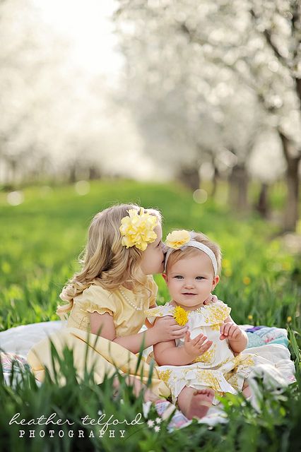 Sibling Photography Poses, Sibling Photo Shoots, Sibling Pictures, Easter Photoshoot, Inspiration Photoshoot, Easter Photography, Sister Photography, Sister Poses, Children Photography Poses