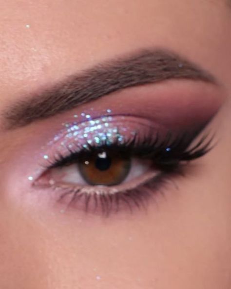 Glitter Eyeshadow Ideas, Christmas Holiday Makeup, Bridal Makeup Glam, Sparkle Eye Makeup, Party Eye Makeup, Glittery Eye Makeup, Glittery Eyeshadow, Shiny Makeup, Shimmer Eye Makeup