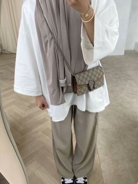 Hijab School Outfit, Hijabi Outfits School, Outfit Voile, Hijabi Summer Outfits, Stylish Outfits Casual, Estilo Hijab, Hijabi Fits, Stile Hijab, Hijabi Outfit