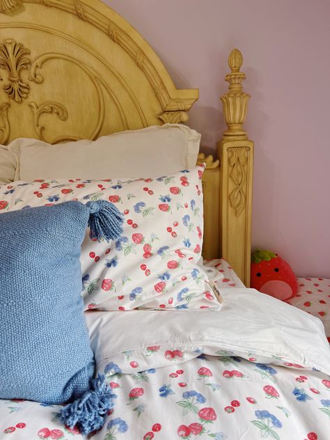 Djerf Avenue summer bedding berries Berry Bed Sheets, Summer Berries Bedding, Strawberry Bedding Aesthetic, Djerf Avenue Bedding, Djerf Avenue Summer Berries, Djerf Avenue Summer, Fruit Bedding, Strawberry Bedding, Strawberries Aesthetic