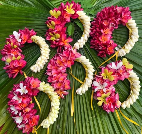 Polynesian Wedding Ideas, Tahitian Wedding, Island Theme Wedding, Hawaiian Flower Arrangements, Polynesian Wedding, Tahitian Costumes, Lei Ideas, Ori Tahiti, Coconut Flower