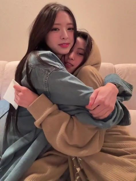 Ryujin And Yuna, Yuna And Ryujin, Romantic Lover, Ryujin Yuna, G I Dle Minnie, Itzy Ryujin, Soul Sister, Matching Wallpaper, Meant To Be Together