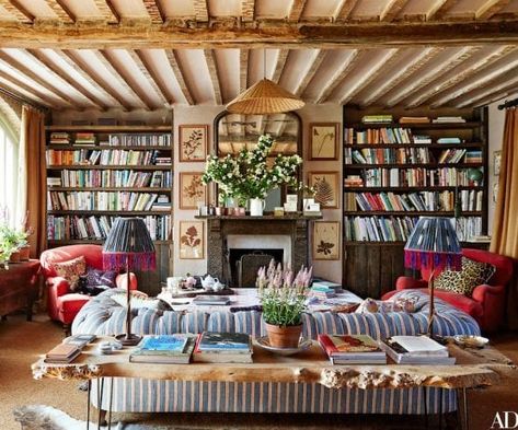 amanda-brooks-england- rustic living room rustic home English Decor Traditional Living Room, British Style Living Room, English Lounge, English Countryside Decor, Amanda Brooks, English Country House Style, Countryside Decor, Oxfordshire England, Country House Style