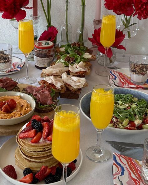 My favorite thing to do is host brunch for friends🫶🏼 #tablescape #brunch #mimosa #pancakes #brunchideas #tablesettingideas #lunch #brunchgoals #dinnerwithfriends Boozy Brunch Aesthetic, Brunch Mimosas Aesthetic, Mimosa Brunch Aesthetic, Brunch With Friends Aesthetic, Brunch Aesthetic Friends, Mimosa Aesthetic, Mimosa Breakfast, Host Brunch, Hosting Era