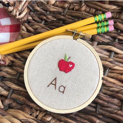 An apple embroidery pattern for your fall decor, back to school set-up, or for your kiddo’s favorite teacher! . . #embroideryartist #sewsweet #farmhousefeelsgood #apple #cozyhome #hyggehome #farmhousedecor #slowstitch #embroideryinstaguild #embroiderypattern#handembroiderypatterns #embroiderylove #handstitched #warmandcozy #handembroidered #dmcembroidery #handembroidery #appleembroidery #folkart #handstitching #thiscreativehome #handstitched #noticepausetreasure Teacher Embroidery Hoop, Apple Embroidery Designs, Embroidery Apple, Apple Embroidery, Embroidery Journal, Spirit Bags, School Embroidery, Embroidery Decor, Apple Pattern