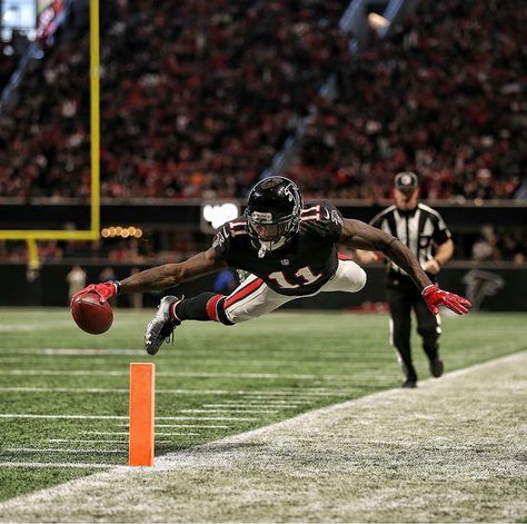 Julio Jones Incredible Touchdown Julio Jones Wallpaper, Julio Jones Falcons, Chris Long, Julio Jones, Basketball Photography, Football Hall Of Fame, Nfl History, Football Photos, Nfl Season