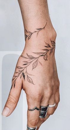 Plant Forarm Tattoos, Floral Hand Tattoos, Hand Wrist Tattoo, Manipulative Parents, Wrap Around Wrist Tattoos, Finger Tattoos For Couples, Tatoo Styles, Thumb Tattoos, Toenail Art