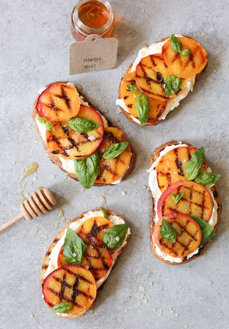 Burrata Recipes, Prosciutto Arugula Pizza, Grilled Peaches Recipe, Burrata Recipe, Foodgawker Recipes, Cherry Tomato Sauce, Bacon Tomato, Toasted Bread, Spicy Honey