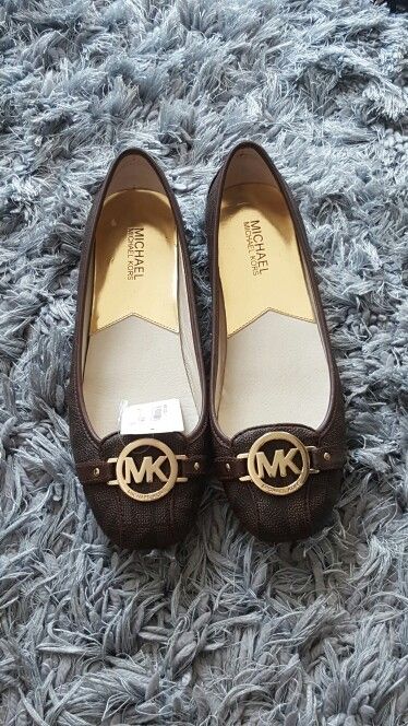 Flat shoes Michael Kors Michael Kors Flats, Flip Flop Boots, Tory Burch Flats, Alia Bhatt, Flat Shoes, Clothes Accessories, Things I Want, Tory Burch, Shoes Flats