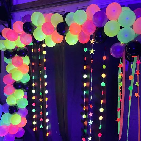 Glow In The Dark Balloons Diy, Glow Party Picture Backdrop, Neon Party Photo Backdrop, Glow In The Dark Masquerade Party, Glow In The Dark Party Backdrop, Glow Balloons Decorations, Glow In The Dark Photo Backdrop, Glow In The Dark Homecoming Theme, Glow In The Dark Paint Party