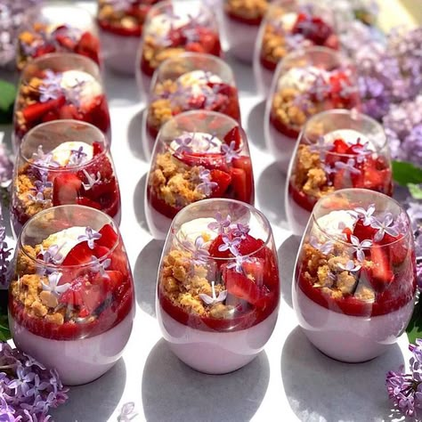 Strawberry Gelee, Almond Crumble, Macerated Strawberries, Dessert Cups Recipes, Sweet Buffet, Chocolate Work, Healthy Food Dishes, Fancy Desserts, Food Drinks Dessert