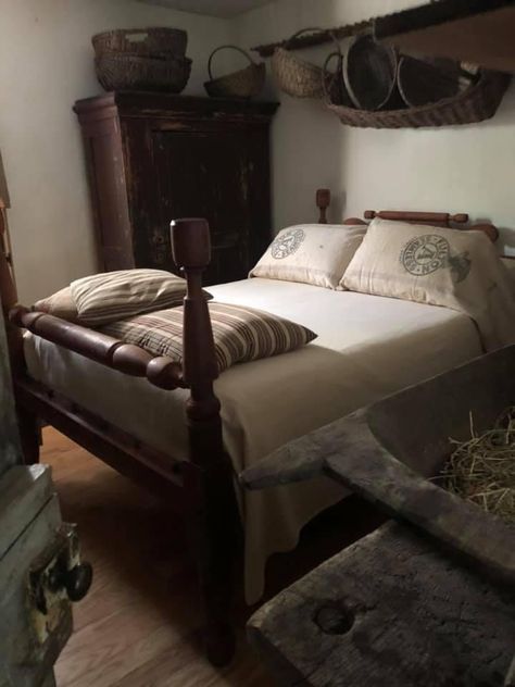 Primitive Homes Master Bedrooms, Primitive Throw Blanket, Primitive Bed Sheets, Primitive Bedding Bathroom, Black Primitive Furniture, Prim Bedrooms, Colonial Bedrooms, Country Bedrooms, Primitive Bedroom