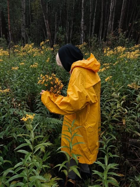 Raincoat Outfit Aesthetic, Raincoat Aesthetic, Yellow Raincoat Outfit, Latin Club, I Love Rainy Days, Yellow Rain Jacket, Love Rainy Days, Raincoat Outfit, Yellow Umbrella