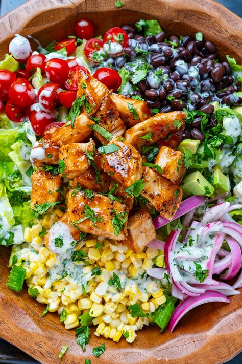 A BBQ chicken salad with tomatoes, corn and black beans all dressed up in an amazing avocado dressing. Best Salads With Chicken, Winter Chicken Salad, Salad With Beans Recipes, Jerk Salad, Clean Eating Bowls, Best Bbq Food, Chicken Corn Salad, Salad Toppings Ideas, Corn Salad Avocado