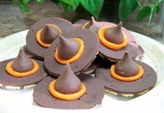 Keebler & Kisses Witch Hat - Instructables Witch Hat Cookies, Fudge Stripe Cookies, Creepy Halloween Food, Kids Halloween Food, Halloween Camping, Hocus Pocus Party, Orange Frosting, Hallowen Ideas, Hat Cookies