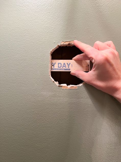 How to patch a drywall hole in drywall yourself Easy Drywall Repair, Patch Walls Drywall Repair, Drywall Repair Hacks, Fix Drywall Holes, Fill Holes In Walls Diy, Drywall Patch Repair, Patch A Hole In Drywall, How To Fix A Hole In The Wall, Cover Holes In Wall