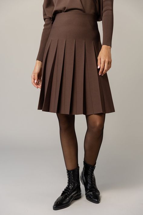 Midi pleated skirt outfit