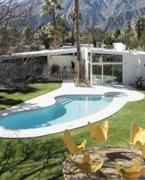 Palm Springs Bungalow Exterior, Palm Springs Facade Australia, Mid Century Pool Design, Mid Century Modern Pool, Mid Century Pool, Old Hollywood Homes, Palm Springs Pool, Palm Springs Houses, Palm Springs Architecture