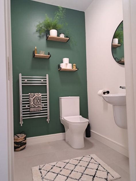 Forest Green Walls Color Ideas, Small Bathroom Walls, Green Small Bathrooms, Green Bathroom Colors, Dark Green Bathroom, Walls Color, Small Downstairs Toilet, Dark Green Bathrooms, Green Bathroom Decor