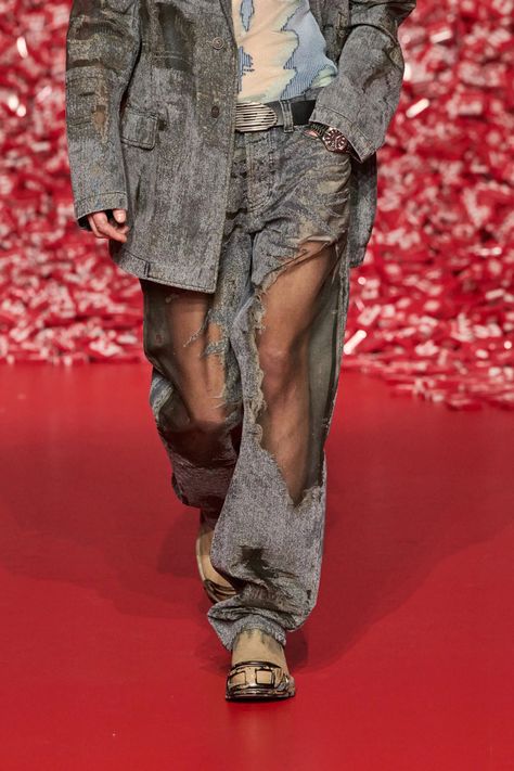 Futuristic Denim Fashion, Diesel Runway, Denim Techwear Cargo Pants, Techwear Runway, Denim Avant Garde Fashion, Distressed Fashion Runway, Denim Diy Clothes, Extreme Fashion, Fall 2023 Ready To Wear