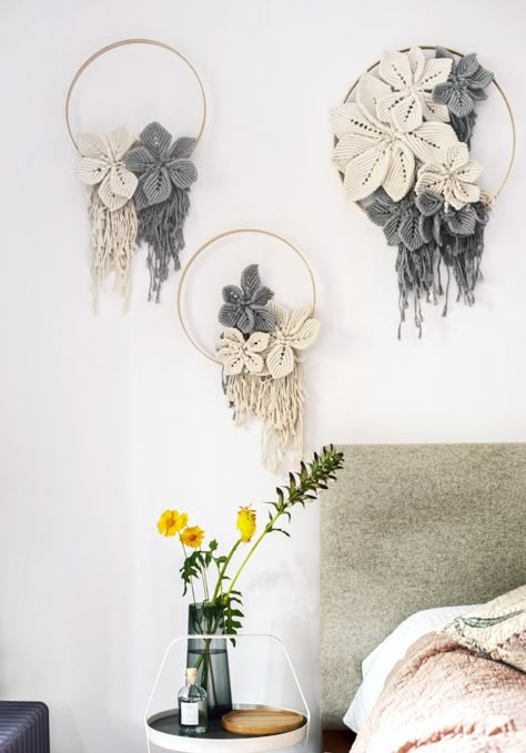 Knotted Bouquet by Mei Kwee Chong - KOEL Magazine Simpul Makrame, Macrame Feathers, Macrame Wall Hanger, Crochet Wall Art, Macrame Plant Hanger Patterns, Macrame Knots Pattern, Macrame Wall Hanging Diy, Macrame Wall Hanging Patterns, Crochet Wall Hangings