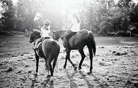 Mother Daighter, Country Family Photos, Horse Photoshoot Ideas, Western Photo Shoots, Mommy Daughter Pictures, Daughter Photo Ideas, Mother Daughter Pictures, Pictures With Horses, Mommy And Me Photo Shoot