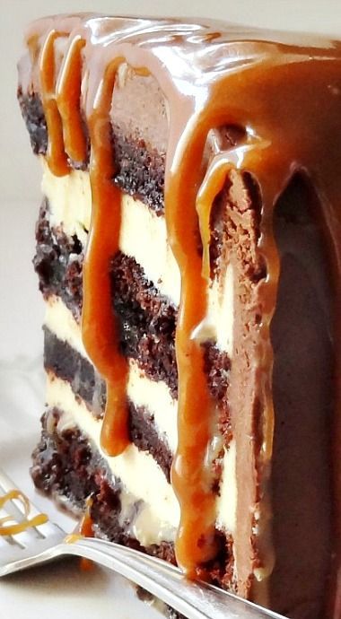 Re-Pin By @siliconem - Salted Caramel Chocolate Fudge Cake ~ Beautiful, impressive and delicious! Salted Caramel Chocolate Fudge, Fudge Cake Filling, Salted Caramel Chocolate Cake, Salted Caramels, Chocolate Fudge Cake, Salted Caramel Chocolate, Caramel Chocolate, Caramel Cake, Fudge Cake