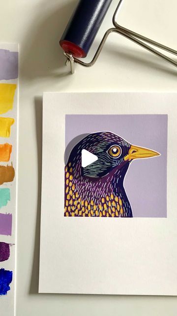 Suzanne Kruisdijk on Instagram: "A new bird portrait finished! It’s a reduction linoleum print with 9 (!) colour layers. It’s the 4th of a series of bird portraits I’m working on currently. This one was definitely the most complex one so far and not only because of the number of layers. The portrait is inspired by the Starling and I had to make a lot of color tests to achieve the dark warm shine. I didn’t think pure flat black ink did this beautiful bird justice. That’s why I built up the dark shades in such a way that they reinforce each other. The color scheme is therefore actually completely out of my comfort zone which was fun to do and also educational. For each colour layer I did carve more linoleum away from one block. As a result, the linoleum block is reduced to almost nothing and Reduction Lino Print Ideas, Intaligo Print, Suzanne Kruisdijk, Linocut Birds, Linocut Color, Reduction Lino Print, Lino Carving, Reduction Print, Bird Portrait