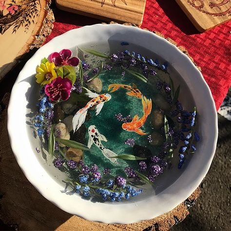 Artist Uses Resin to Create Miniature Koi Ponds That Look Just Like the Real Thing Resin Pond, Resin Koi Fish, Miniature Koi Pond, Teacup Gardens, Dengeki Daisy, Koi Ponds, Koi Fish Pond, Fantasy Art Dolls, Koi Carp