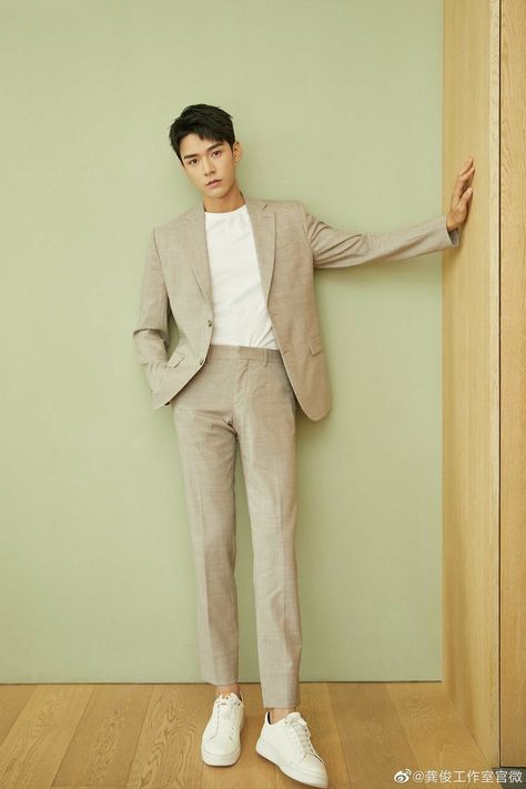 Boys Blazer Outfit, Mens Semi Formal Outfit, Korean Men Suit, Casual Suits Men, Korean Suit, Clothing Fails, Simon Gong Jun, Suits And Sneakers, Blazer Outfits Casual