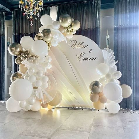 Ballon Arch Wedding Reception, Wedding Balloon Arch Ideas, Wedding Balloon Decorations Receptions, Ballon Arrangements, Balloon Wedding Decorations, Balloon Structures, Wedding Balloon Arch, Unique Backdrops, Today's Inspiration