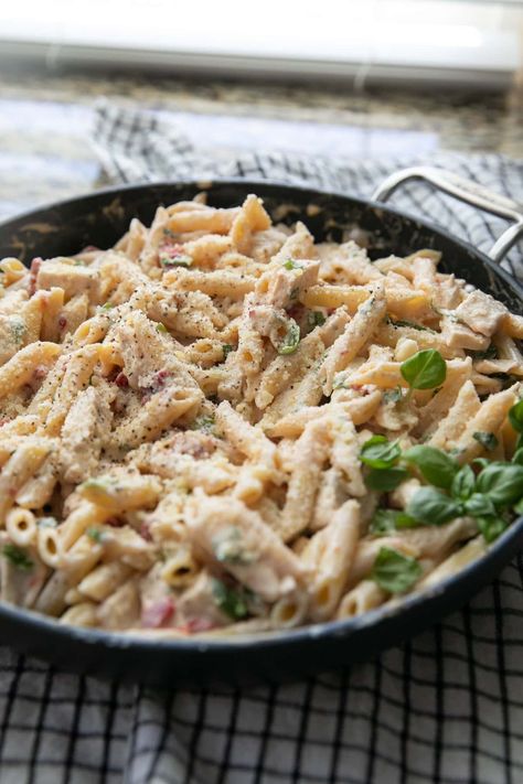 alfredo pasta in pan Classic Minestrone Soup Recipe, Minestrone Soup Easy, Lemon Basil Chicken, Red Pepper Pasta, Pasta Alfredo, Minestrone Soup Recipe, Pepper Pasta, Macro Friendly Recipes, Chicken Enchilada Recipe